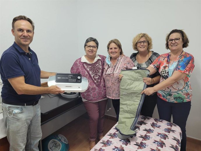 El diputado de Bienestar Social de la Diputación de Cádiz, David de la Encina, durante la visita a la sede de la Asociación de Fibromialgia Portuense, Afipo.