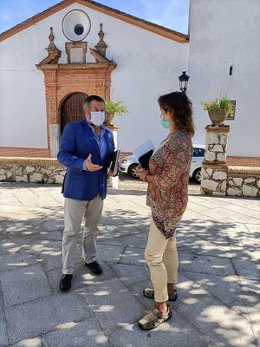 El delegado territorial de Regeneración, Justicia y Administración Local en Huelva, Alfredo Martín, junto a la teniente de alcalde de Cortelazor, Paloma Samper.