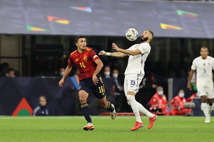 Karim Benzema controla una pelota ante Rodri en el España-Francia de la final de la Liga de Naciones