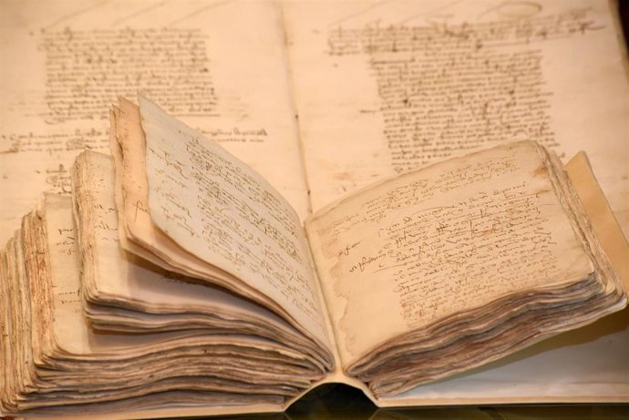 La Diputación de Granada cede al Ayuntamiento de Baza el primer libro de actas del municipio, fechado en 1492.