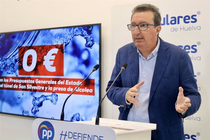 El presidente del PP de Huelva, Manuel Andrés González, en rueda de prensa.