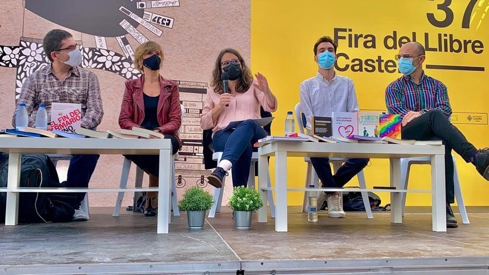 La vicepresidenta, Mónica Oltra, ofrece una rueda de prensa "en defensa de la tolerancia y la diversidad" tras la retirada de libros de temática LGTB, junto con la concejala de Cultura de Castellón, Vernica Ruiz