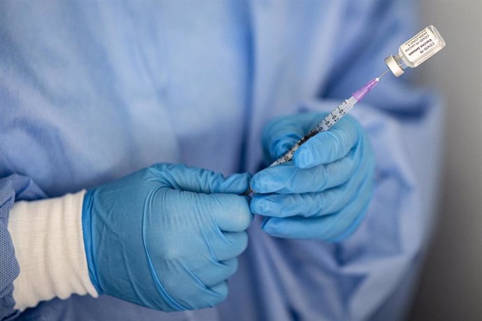 Archivo - Un trabajador sanitario prepara una vacuna contra la COVID-19 en Berlín, la capital de Alemania. 