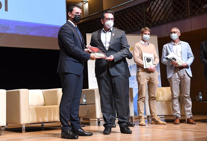 Gallardo lliura els premis als representants de les empreses guanyadores de l'Andorra Sports Startup Challenge