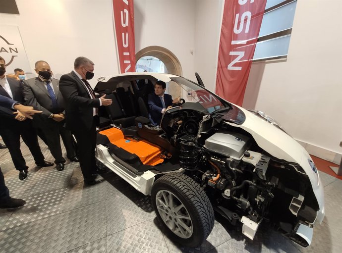 El presidente de la Junta de Castilla y León, Alfonso Fernández Mañueco, sentado en el Nissan Half Leaf presente en el Museo de Historia de la Automoción de Salamanca.