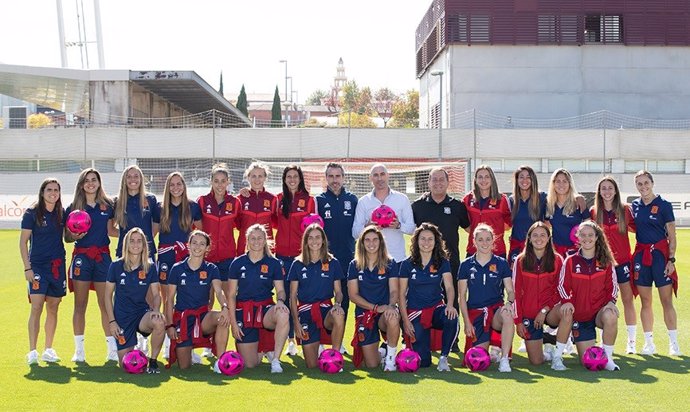 Las jugadoras de la selección española femenina de fútbol posan con balones rosas junto a Luis Rubiales, Jorge Vilda y Rafael del Amo