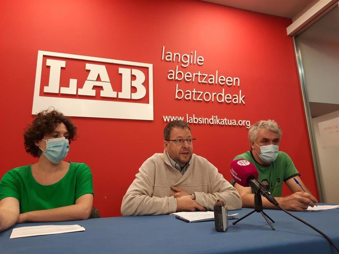 De izquierda a derecha: Ainara Elarre, representante de LAB en el administración núcleo; Juantxo Barkos, asesor jurídico de LAB; y Alberto Mendilazo, representante de LAB en Osasunbidea.