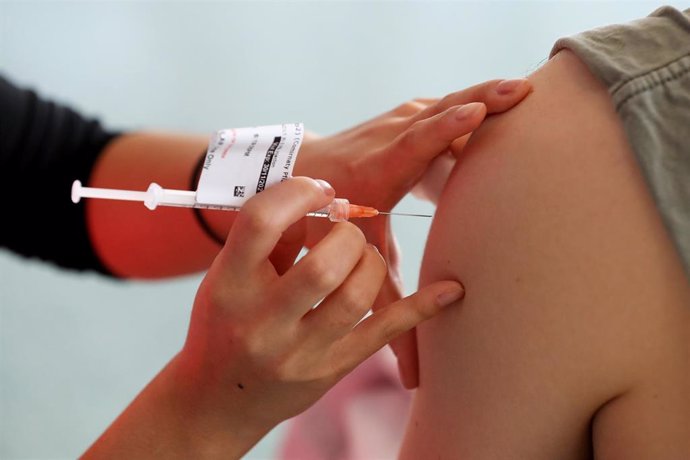 Archivo - A nurse administers a person with Pfizer COVID-19 vaccine at Qudos Bank Arena vaccination clinic in Sydney, Sunday, September 5, 2021. (AAP Image/Brendon Thorne) NO ARCHIVING