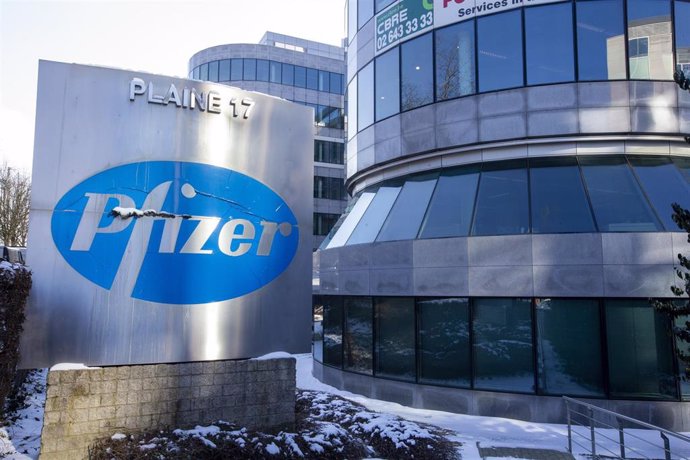 Archivo - 11 February 2021, Belgium, Brussels: Snow covers the logo of the American pharmaceutical company Pfizer. Photo: Nicolas Maeterlinck/BELGA/dpa