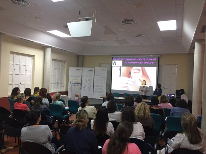 Hospital Mesa del Castillo organiza talleres de autoexploración mamaria para la detección precoz del cáncer de mama
