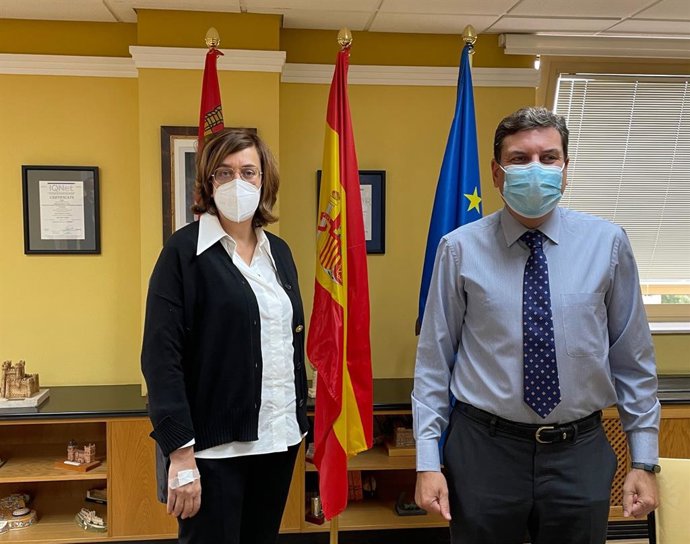 Reunión entre la presidenta de la Federación Regional de Municipios y Provincias (FRMP), Ángeles Armisén, y el consejero de Economía y Hacienda de la Junta, Carlos Fernández Carriedo.