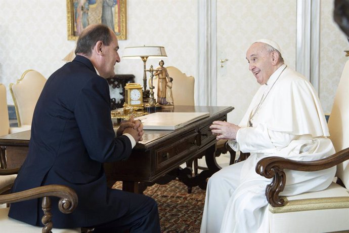 HANDOUT - 18 October 2021, Vatican, Vatican City: Pope Francis (L) speaks with French Prime Minister Jean Castex during a joint meeting in the Vatican City. Photo: -/Vatican Media via ANSA via ZUMA Press/dpa - ATTENTION: editorial use only and only if t