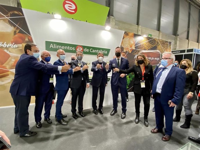 Autoridades en el stadn de Cantabria en el Salón del Club de Gourmets en Madrid