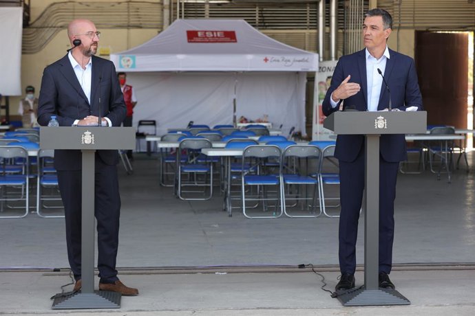 Archivo - El presidente del Consejo Europeo, Charles Michel (i), y el presidente del Gobierno, Pedro Sánchez (d), durante una rueda de prensa en su visita al dispositivo de atención y acogida de ciudadanos europeos y colaboradores afganos instalado en l