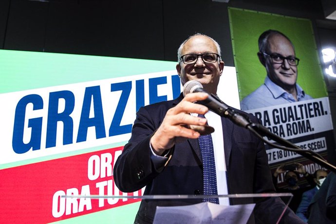 18 October 2021, Italy, Rome: Center-left mayoral candidate Roberto Gualtieri joins his party's delegates at his party's headquarters to claim victory after initial projections indicated that he won the runoff elections for mayor in Rome. Photo: Angelo 