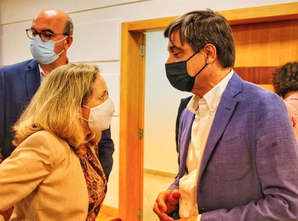 La vicdepresidente del Gobierno, Nadia Calviño, conversa con el presidente de Asprocan, Domingo Martín