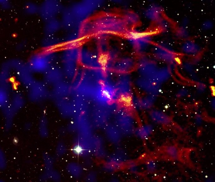 Burbujas de gas caliente emitidas por el agujero negro en el centro del sistema Nest200047: esta actividad tiene un impacto fundamental en la evolución de la galaxia que lo alberga y en el entorno intergaláctico circundante.