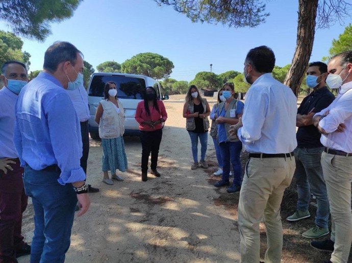 La directora general de Igualdad de Trato y Diversidad Étnico Racial, Rita Bosaho, y el director general de Migraciones, Santiago Yerga, en su visita a los asentamientos de Huelva.