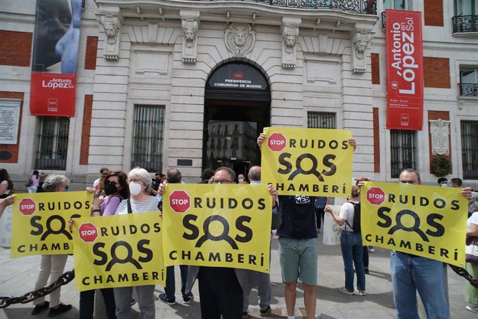 Archivo - Un grupo de vecinos del distrito de Chamberí participa en una concentración con pancartas donde se puede leer "STOP Ruidos, SOS Chamberí"   