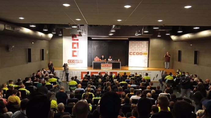 CCOO "aplaza pero no desconvoca" la huelga tras apoyar los trabajadores el acuerdo.