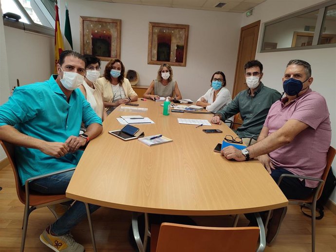 La delegada de Educación y Deporte, Inmaculada Troncoso (centro), en una de las reuniones.