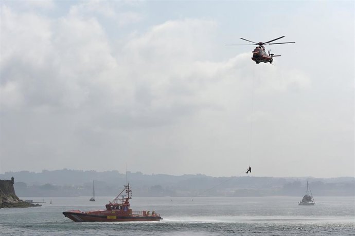 Archivo - El helicóptero Helimer de Salvamento Marítimo junto a una de las naves marítimas