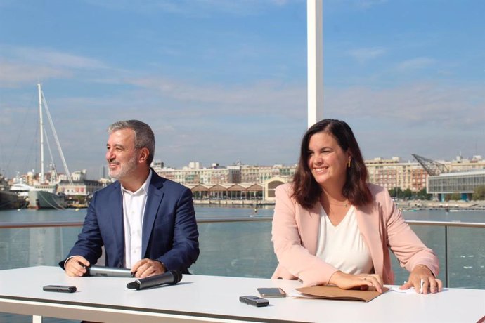 La vicealcaldessa de Valncia, Sandra Gómez, i el primer tinent d'alcalde de Barcelona, Jaume Collboni, en la presentació de l'aliana entre totes dues ciutats per engegar plans conjunts per a la digitalització i promoció del comer local
