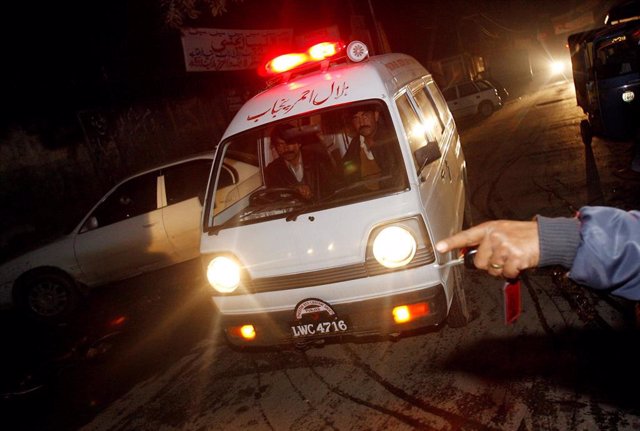 Archivo - Ambulancia en Pakistán