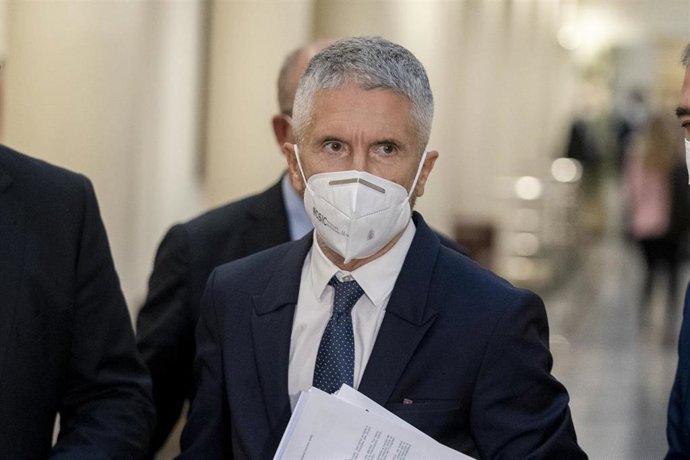 El ministro de Interior, Fernando Grande-Marlaska, a su salida de una sesión de control al Gobierno en el Senado, a 5 de octubre de 2021, en Madrid, (España). El Senado celebra este martes una nueva sesión de control al Gobierno, donde los ministros deb