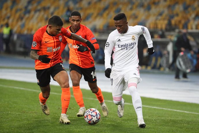 Archivo - 01 December 2020, Ukraine, Kharkiv: Real Madrid's Vinícius Junior (R) and Shakhtar Donetsk's Dodo battle for the ball during the UEFA Champions League Group B soccer match between FC Shakhtar Donetsk and Real Madrid CF at Metalist Stadium. Pho