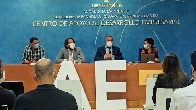 El delegado territorial de Empleo, Formación y Trabajo Autónomo, Transformación Económica, Industria, Conocimiento y Universidades de la Junta en Cádiz, Alberto Cremades, durante la presentación de la novena edición del Programa Minerva.