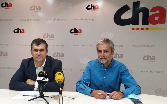 El presidente de CHA, Joaquín Palacín; y el secretario territorial del Alto Aragón, José Ramón Ceresuela