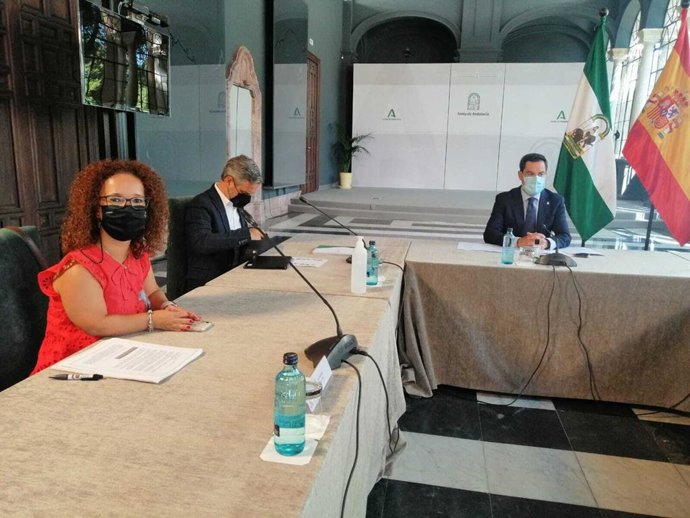 Imagen de archivo de foto de la última reunión de Cermi Andalucía y su presidenta, Marta Castillo, con el presidente de la Junta, Juanma Moreno,  el pasado mes de julio