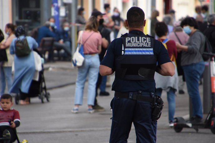 Archivo - Agente de la Policía municipal en Marsella