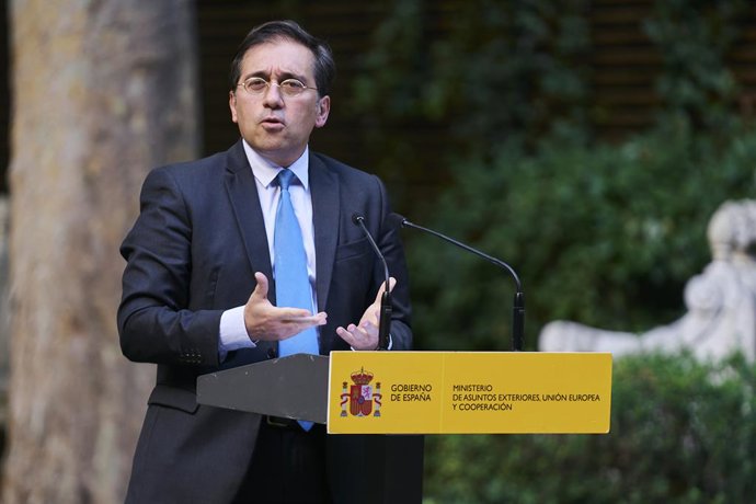 El ministro de Asuntos Exteriores, Unión Europea y Cooperación, José Manuel Albares, interviene en el acto de condecoración a los empleados del Ministerio que colaboraron en el dispositivo de evacuación en Afganistán, en el Palacio de Viana, a 28 de sep