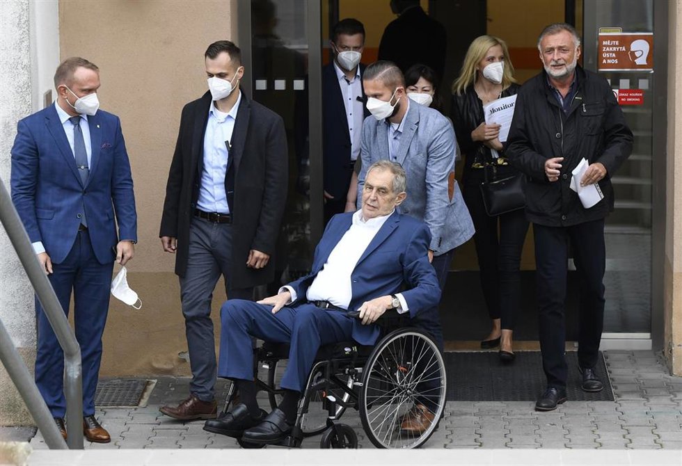 Archivo - El presidente de República Checa, Milos Zeman, tras recibir el alta en un hospital militar de Praga