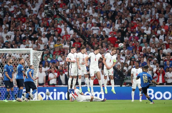 Archivo - 11 July 2021, United Kingdom, London: The England defensive wall jumps as Italy's Lorenzo Insigne takes a free-kick during the UEFA EURO 2020 final soccer match between Italy and England at Wembley Stadium. Photo: Nick Potts/PA Wire/dpa