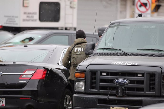Archivo - 26 February 2020, US, Milwaukee: An FBI agent works at the scene where a gunman opened fire at a beer brewing complex killing at leaste five employees before taking his own life. Photo: Pat A. Robinson/ZUMA Wire/dpa