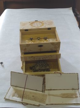 Caja de marfil para guardar balanzas de precisión que forma parte del llamada 'Tesoro de Ourense'