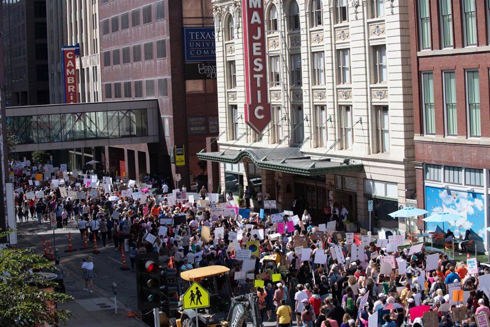 Manifestación en Dallas contra la prohibición del aborto en Texas a partir de las seis semanas.