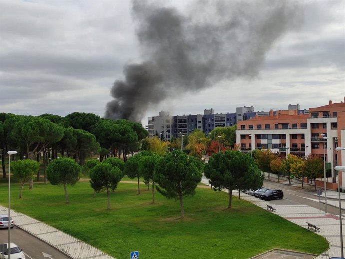 Columna de humo del incendio en el barrio de Pinar del Jalón.