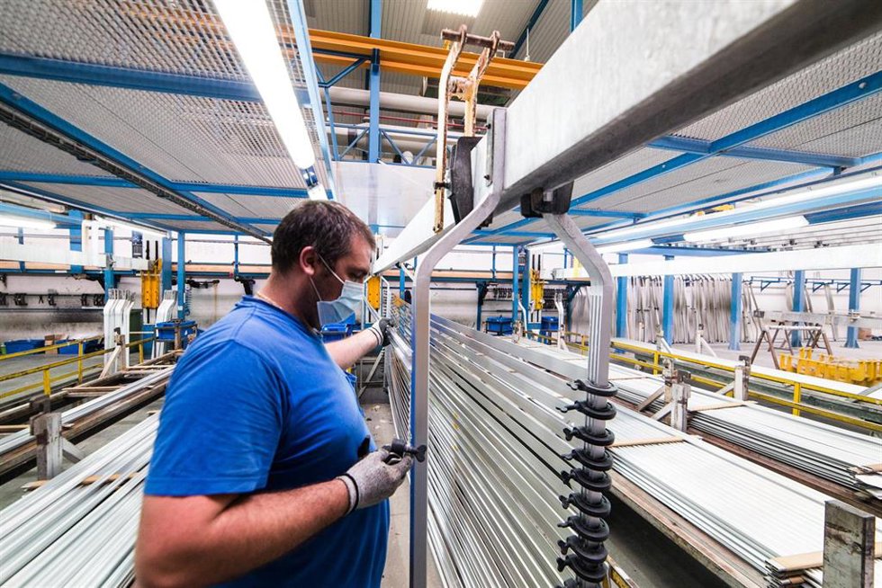 Archivo - Un trabajador durante su jornada laboral en la empresa Extrusión Toledo, innovadora en la fabricación de perfiles metálicos, que ha creado y patentado un modelo de separadores en restaurantes durante la pandemia de Covid-19, en Toledo, Castill