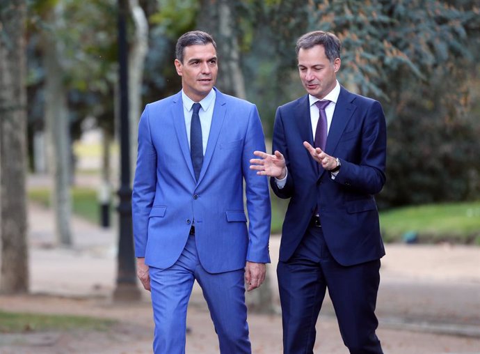 El presidente del Gobierno, Pedro Sánchez (i) pasea con el primer ministro de Bélgica, Alexander De Croo (d), después de su recibimiento en el Complejo de La Moncloa, a 18 de octubre de 2021, en Madrid (España). Sánchez y De Croo, han visitado esta maña