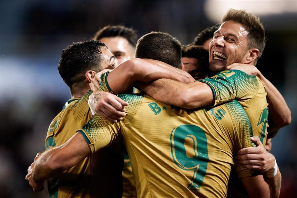 El delantero del Real Betis Borja Iglesias celebra su gol ante el Deportivo Alavés con sus compañeros