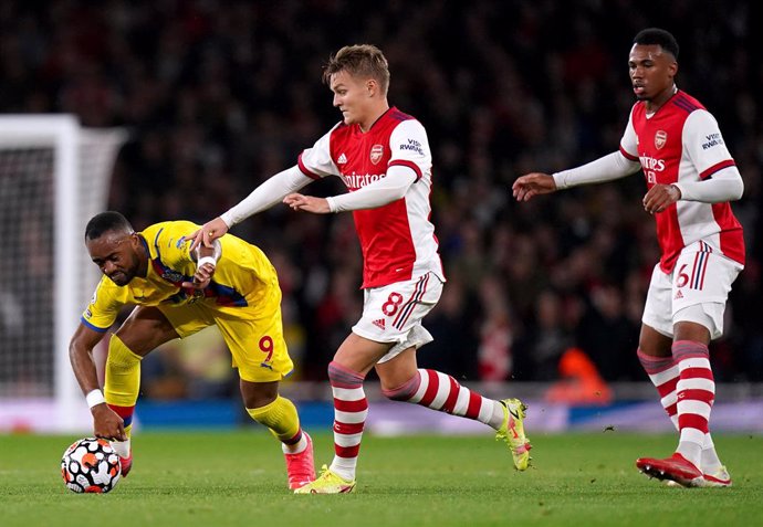 18 October 2021, United Kingdom, London: Crystal Palace's Jordan Ayew (L) and Arsenal's Martin Odegaard battle for the ball during the English Premier League soccer match between Arsenal and Crystal Palace at the Emirates Stadium. Photo: Adam Davy/PA Wi