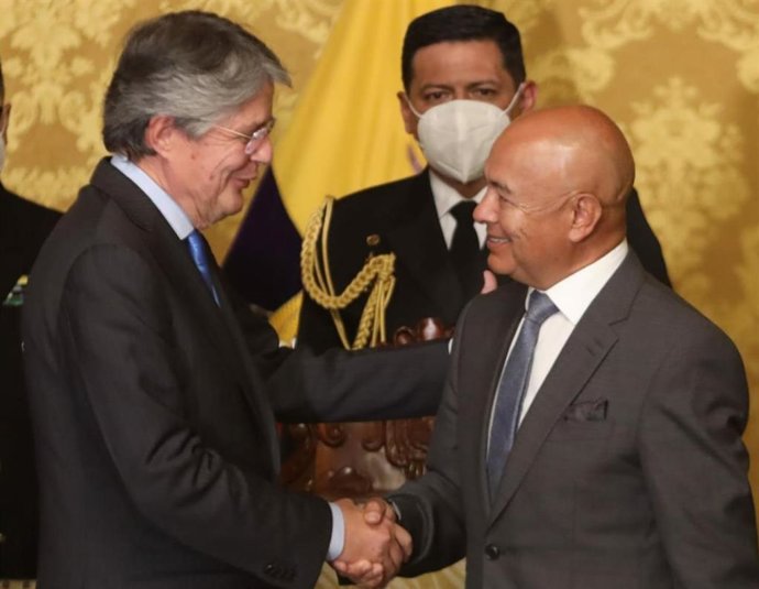 El presidente de Ecuador, Guillermo Lasso, y el nuevo ministro de Defensa, Luis Hernández