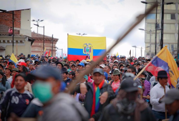 Archivo - 09 October 2019, Ecuador, Quito: Demonstrators take part in a protest called on by the Confederation of Indigenous Peoples (CONAIE) against Ecuadorian President Lenin Moreno's economic policy.. Photo: Juan Diego Montenegro/dpa