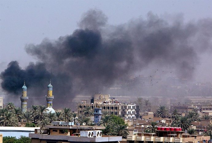 Archivo - Columna de humo tras un atentado con coche bomba en 2008 en el barrio de Karrada de la capital de Irak, Bagdad