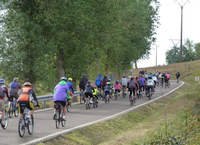 Archivo - Gente andando en bici