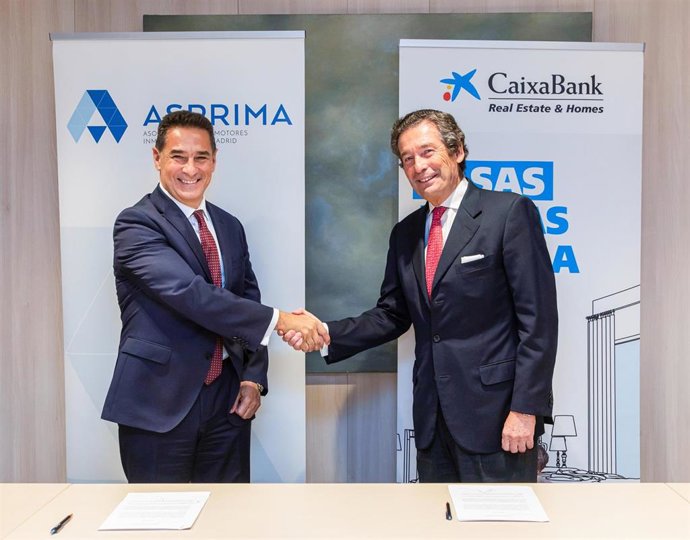 El presidente de la Fundación Asprima, Juan Antonio Gómez-Pintado (izda), y el director ejecutivo de Banca Empresas de CaixaBank, Luis Cabanas (dcha)